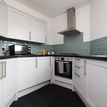 Guest house Crokeswood Walk 3 Bed House 3*