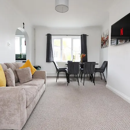 Crokeswood Walk 3 Bed House 3*
