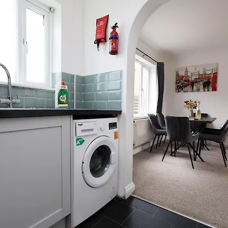 Crokeswood Walk 3 Bed House 3* Bristol