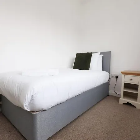Guest house Crokeswood Walk 3 Bed House 3*