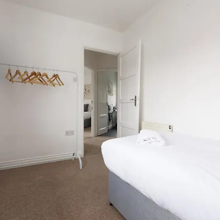 Crokeswood Walk 3 Bed House 3* Bristol