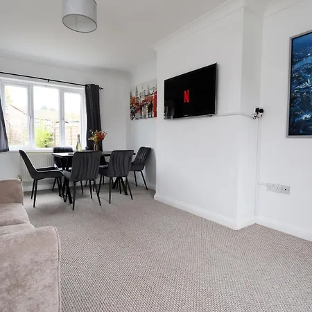 Guest house Crokeswood Walk 3 Bed House 3*