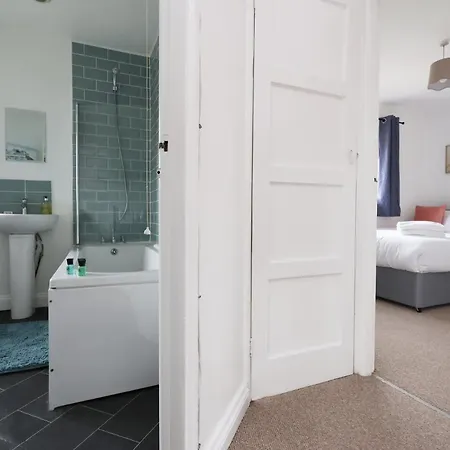 Guest house Crokeswood Walk 3 Bed House