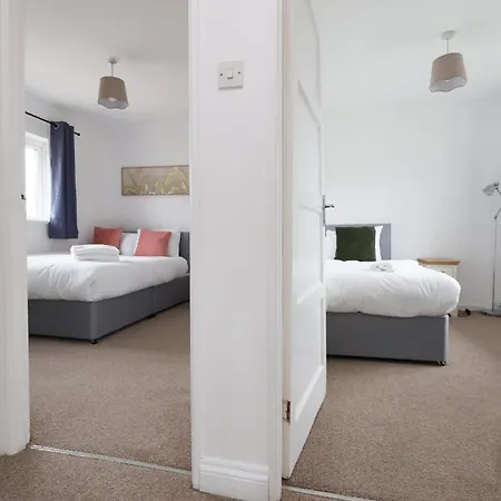 Guest house Crokeswood Walk 3 Bed House