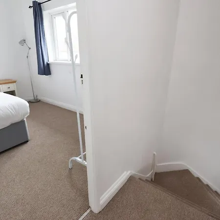 Guest house Crokeswood Walk 3 Bed House