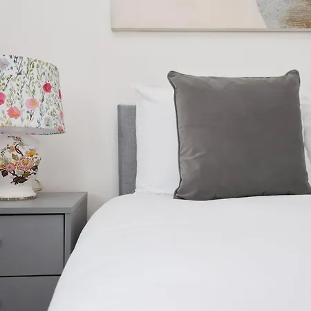 Guest house Crokeswood Walk 3 Bed House